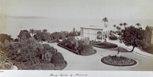 Blick auf einen der Gärten von Montecarlo, im Fürstentum Monaco. Im Zentrum des Gartens, mit Blick auf das Meer, ein Pavillon
