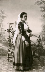 Frau in traditioneller Kleidung, Sardinien, Italien, ca. 1910 von Italian Photographer