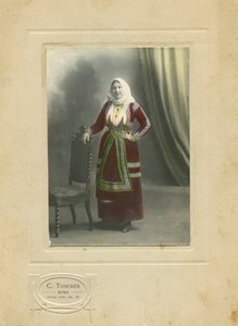 Frau in traditioneller Kleidung, Sardinien, Italien, Fotografie von Camillo Toncker, Rom, ca. 1910 von Italian Photographer