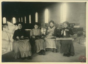 Frauen arbeiten in einer Passementerie-Werkstatt, Italien, Fotografie von F. Trembini