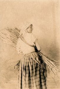 Junge Bäuerin in traditioneller Kleidung, Lucera, Apulien, Italien, Fotografie von R Manfredonia, Lucera, ca. 1900