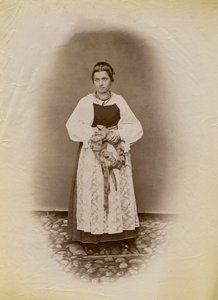 Junge Frau im Hochzeitskleid und mit einem mit Band umwickelten Brotkranz, Parre, Lombardei, Italien, Fotografie von Premiata Fotografia Taramelli, Bergamo von Italian Photographer