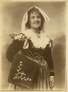 Junge Frau in traditioneller Kleidung und Kopfschmuck, Abruzzen, Italien