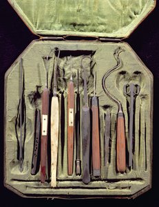 Kiste mit augenärztlichen Instrumenten (Holz & Metall)