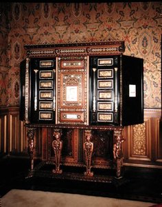 Schrank, der Maria Stuart (1542-87) und Franz II. (1544-60) als Hochzeitsgeschenk gegeben wurde