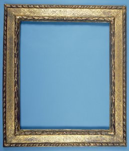 Geschnitzter und vergoldeter Plattenrahmen mit einem gestuften Blumendesign