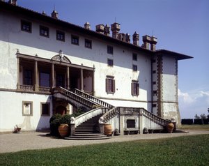 Fassade der Villa Medicea, genannt die Ferdinanda oder die Villa der hundert Schornsteine in Artimino von Italian School