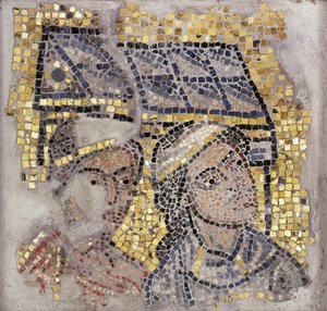 Mosaiktafel mit zwei Köpfen und einem Gebäude im Hintergrund