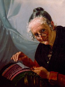 Porträt einer alten Frau, die lächelt und eine Brille vor ihrer Arbeit trägt