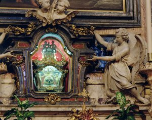 Reliquie des Schädels von St. Aloysius Gonzaga am Hochaltar von Italian School