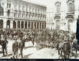 Soldaten unter dem Kommando von General Bava Beccaris vor der Kathedrale, während der Unruhen in Mailand, 6.-9. Mai 1898 von Italian School