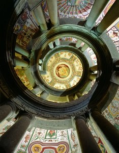Ansicht der steinernen Wendeltreppe, die zur Decke hinaufblickt, entworfen von Jacopo Vignola (1505-73) und seinen Nachfolgern, 1557-83