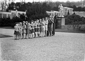 Cavendish-Familiengruppe von 16 Enkeln in den Gärten von Chatsworth, Derbyshire, 1930