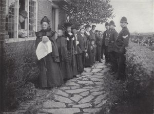 Die Biddenden Maids Charity, Verteilung von Brot und Käse von J. Benjamin Stone