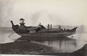 Ein Balkenblick auf ein laung-zat oder Paddy-Boot, das am Ufer des Irrawaddy-Flusses festgemacht ist von J. Jackson