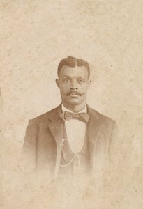 Fotografie eines Mannes im Anzug, Weste und Krawatte, 1880er - 1900