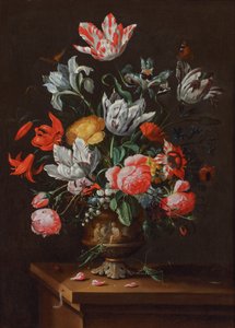 Tulpen und andere Blumen in einer bemalten barocken Steingutvase auf einem Holzvorsprung von Jacob Marrel