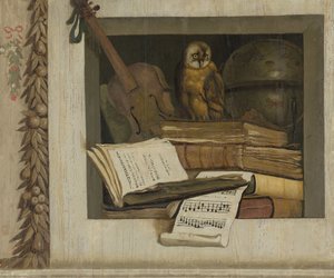 Stillleben mit Büchern, Noten, Geige, Himmelsglobus und einer Eule