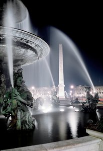 Ansicht des Brunnens von Jacques Ignace Hittorff und des Obelisken auf der Place de la Concorde in Paris