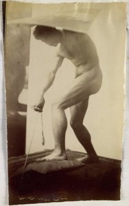 Studie eines männlichen Aktmodells im Atelier von Jacques de Lalaing
