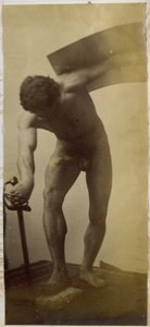 Studie eines männlichen Aktmodells, stehend gebeugt mit Schwert und Schild in den Händen, im Atelier von Jacques de Lalaing