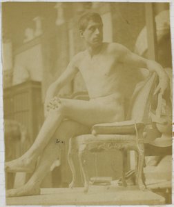 Studie eines männlichen Aktmodells, sitzend auf einem Sessel und von hinten gesehen, im Atelier von Jacques de Lalaing
