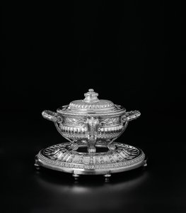 Louis XV Suppenschüssel, Deckel und Ständer aus dem Orloff-Service von Jacques Nicolas Roettiers
