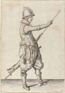Elegant gekleideter Soldat, der sein Kaliber stopft
