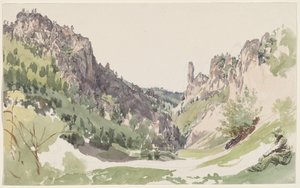 Ein sitzender Mann, der ein sonnenbeschienenes Bergtal betrachtet