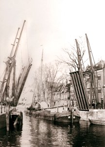 Kanalbrücke und Boote, Dordrecht, Niederlande, 1898 von James Batkin