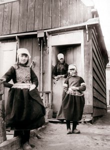 Mädchen in traditioneller Kleidung, Marken Island, Niederlande, 1898 von James Batkin