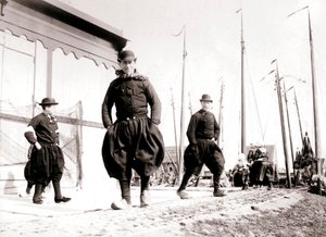 Männer in traditioneller Kleidung, Marken Island, Niederlande, 1898 von James Batkin