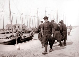 Männer in traditioneller Kleidung, Markeninsel, Niederlande, 1898