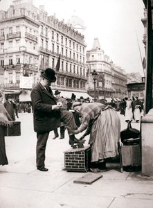 Frau putzt Schuhe, Brüssel, 1898