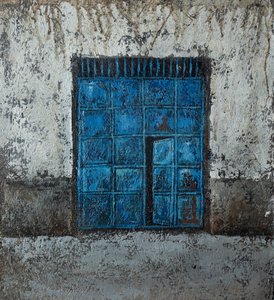 Verwitterte blaue Fensterwand