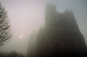 Ein Blick im Morgennebel auf Notre-Dame in Amiens. NOTRE-DAME-KATHEDRALE, AMIENS,... von James L Stanfield