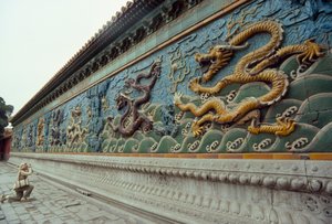 Eine Frau fotografiert den Neun-Drachen-Bildschirm. Beihai-Park, Peking, Volksrepublik China