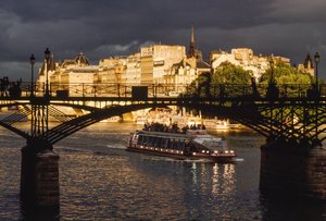 Dunkle Wolken ziehen auf, während ein Boot unter der Pont des Arts hindurchfährt. Seine, Paris... von James L Stanfield