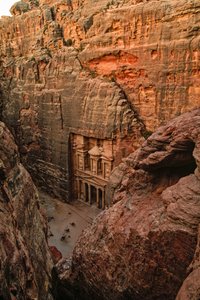 Erhöhte Ansicht des nabatäischen Tempels namens Al-Khazneh und des Schatzhauses des Pharaos... von James L Stanfield