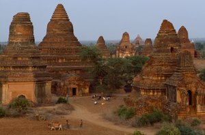 Man Aung Pagoden mit Bauern, Myanmar