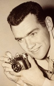 Milwaukee Post Fotograf James L. Stanfield. Milwaukee, Wisconsin. Er hält...