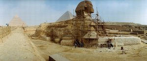 Panorama der Restauratorenarbeiten zum Wiederaufbau der Basis der Großen Sphinx von Ägypten. Gizeh, Ägypten