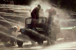 Menschen werden beim Wasserfestival während des buddhistischen Neujahrs besprüht. Mandalay, Burma