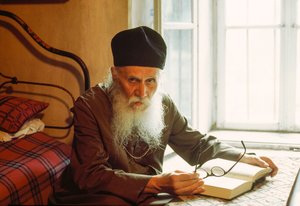 Porträt eines orthodoxen Priesters beim Lesen. Rila-Kloster, Rila, Bulgarien.