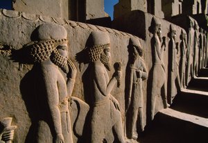 Relief-Basreliefs-Skulptur von Tributträgern mit Opfergaben bedeckt einen Großteil des Pe... von James L Stanfield