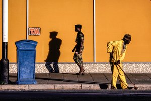 Südafrikanische Männer auf einer Straße und einem Gehweg in Pretoria, Südafrika