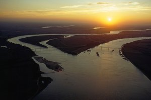 Dämmerungsaussicht aus der Luft auf den Zusammenfluss von Ohio und Mississippi Rivers. Cairo, Illinois