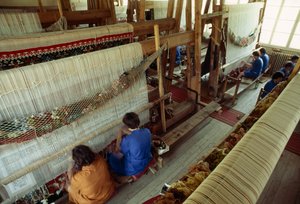 Frauen arbeiten an einem großen Teppichwebstuhl. Kotel, Bulgarien.