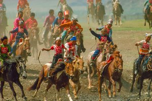 Jugendliche bei einem Pferderennen auf einem Sommerfest in der Nähe von Ulaanbaatar. in der Nähe von Ulaanb... von James L Stanfield