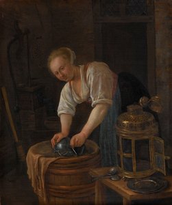 Frau, die Metallwaren scheuert